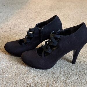 BONGO Black Suede Crisscross Strap Pumps